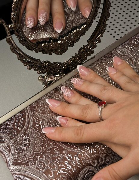 "Celebrity Beauty Secrets: Tips for Red Carpet-Worthy Glamour"