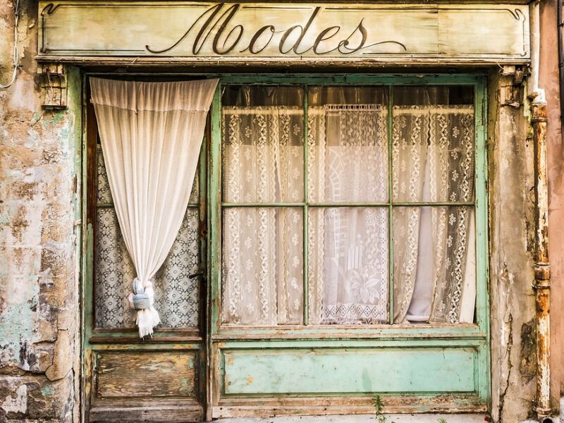 "Accessorize Like a Pro: Fashion Tips for Adding Flair to Your Outfits"